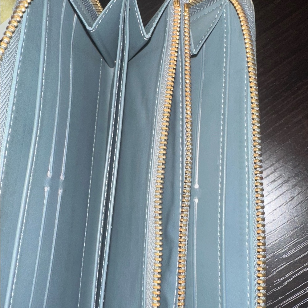 Louis Vuitton wallet . - Picture 8 of 12